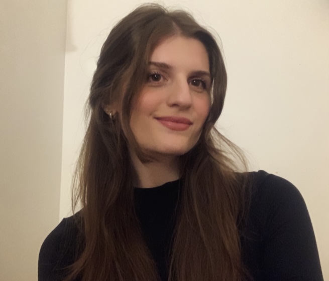 Jade Neves Topdjian, psicóloga em São Paulo, em retrato de frente com expressão serena